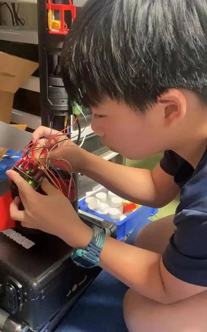 杭州11岁娃打碎6000元电视，不找爸妈兜底！2个月赚足欠款，这教育太赞了