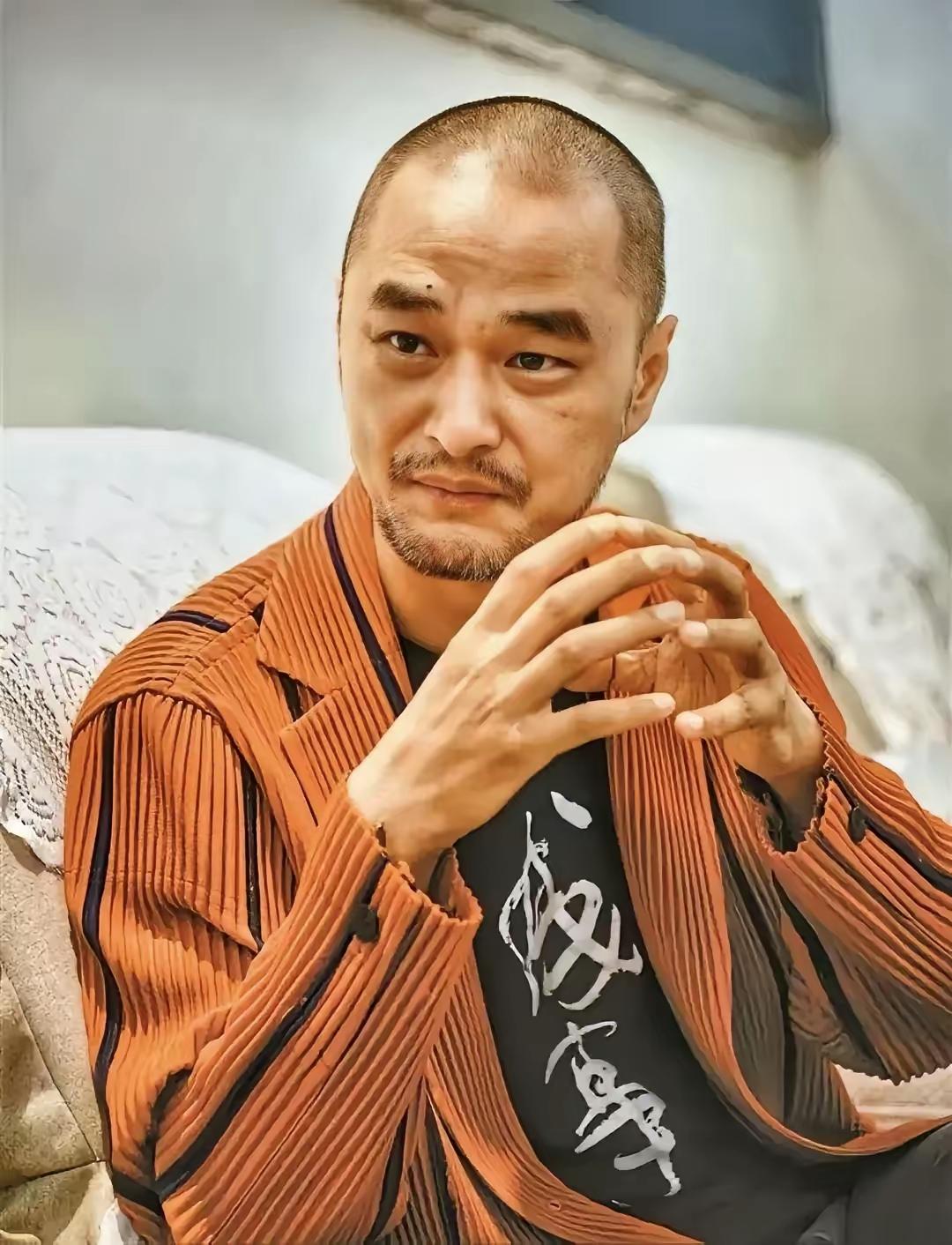 冯唐有句话，像一根针，轻轻扎在许多中年男人的心上：​“我这辈子，就碰过老婆一个