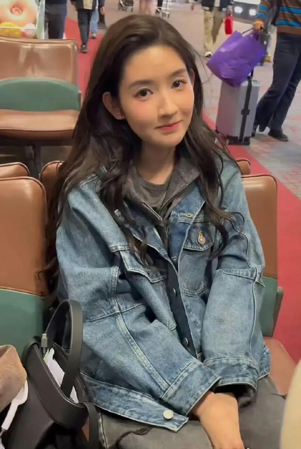 近日，演员王玉雯在机场被一众粉丝和路人认出，场面瞬间变得热闹起来。王玉雯机场遭围