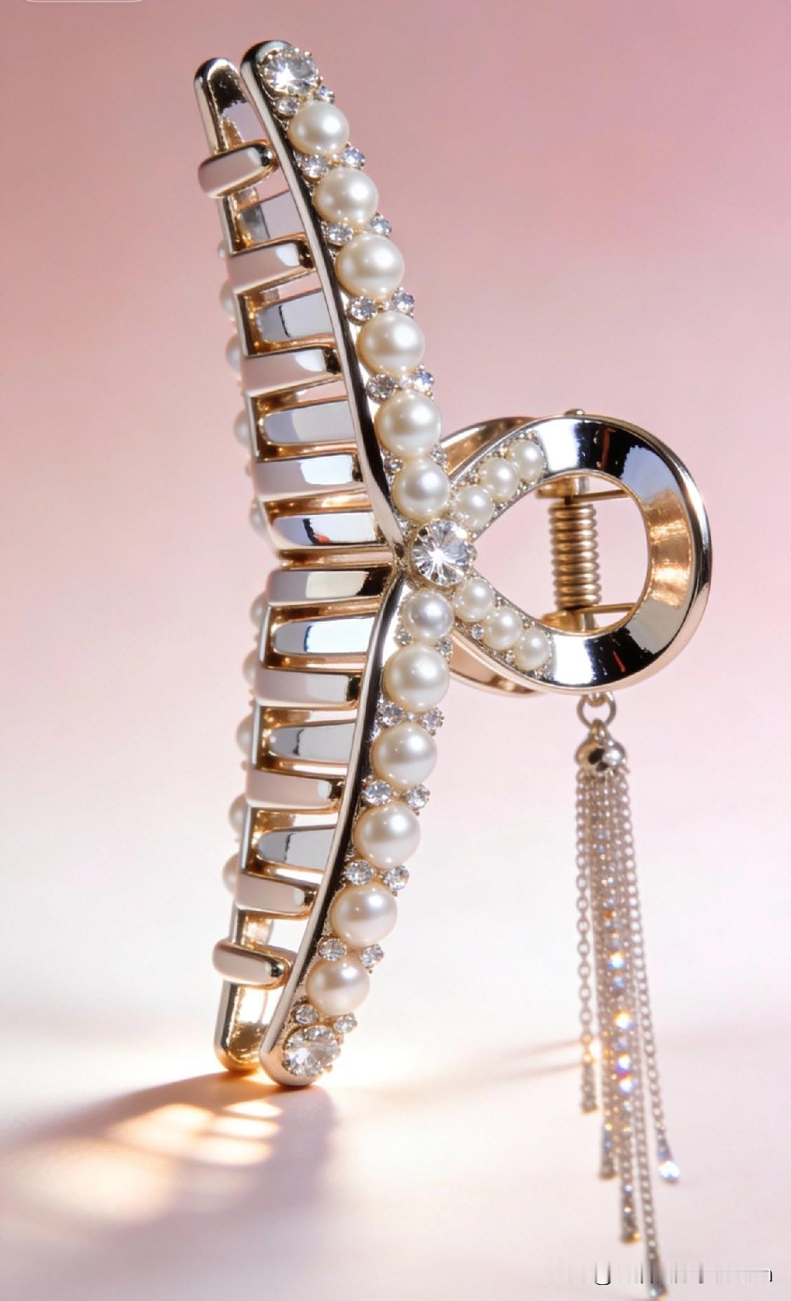 刷到这条新闻，吓得我赶紧摸了摸自己头上的鲨鱼夹。河南一位女子在家意外摔倒，谁