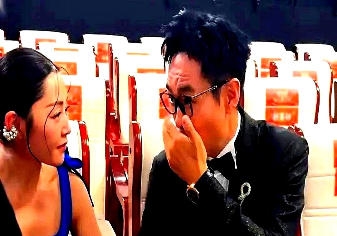 刚拿下百花奖最佳导演，大鹏在后台却佝偻着腰，死死捂着自己的嘴。对面站着女演员卫诗雅，她的脸刚受重伤，
