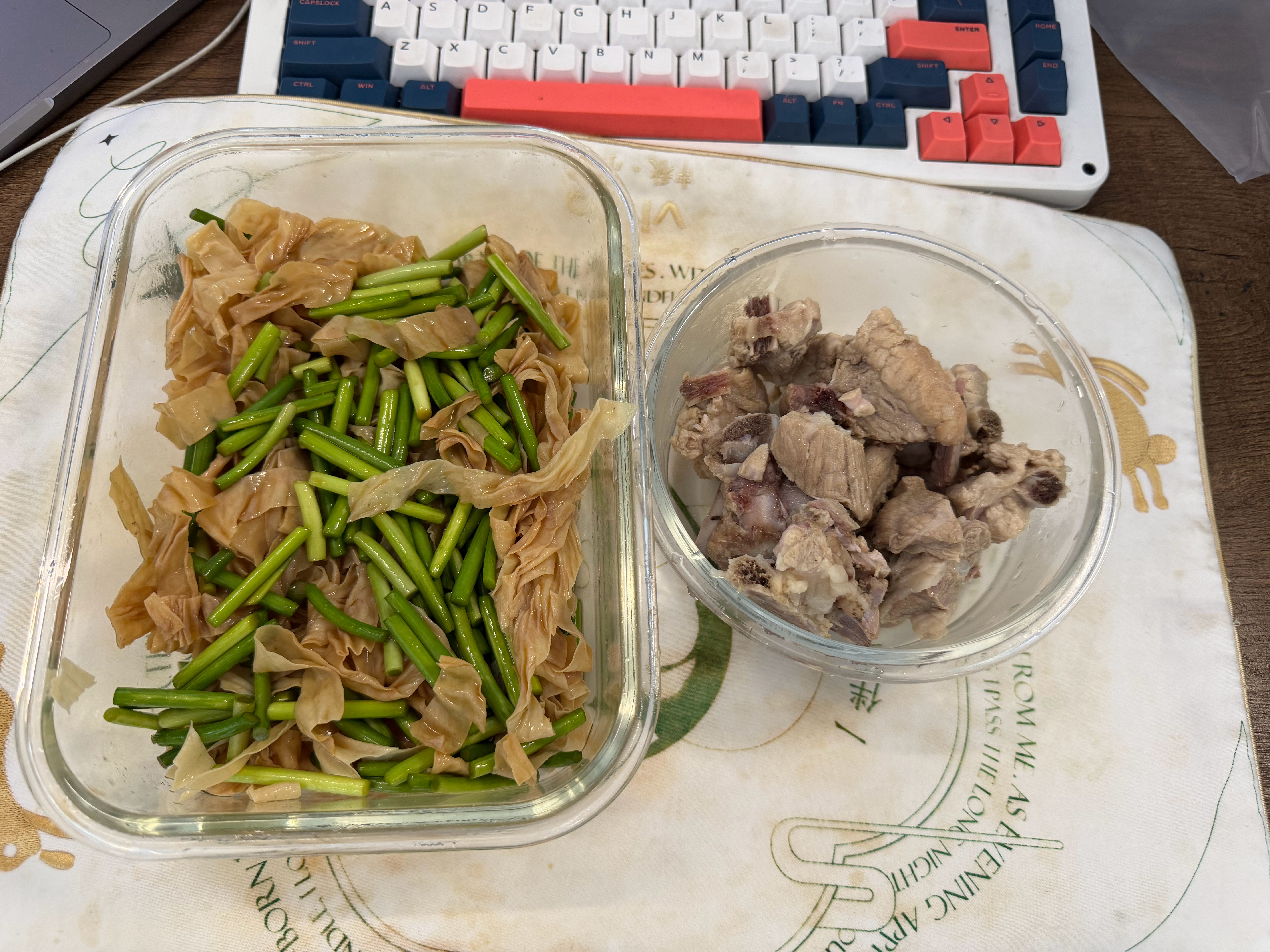 午饭开吃：凉拌蒜苔+炖排骨你的外卖到了吗？