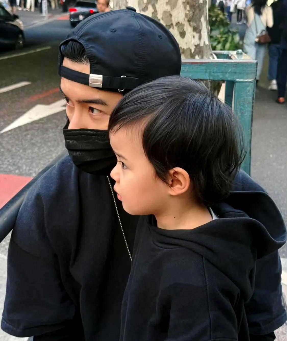 唐禹哲晒出自己和小儿子的合照，他是唐禹哲和小自己13岁的混血女友苏小轩在2023