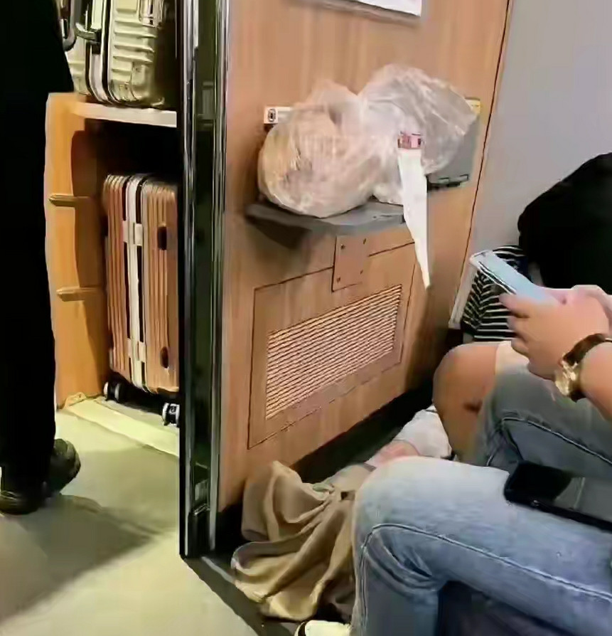 高铁上的一幕，惊呆了。