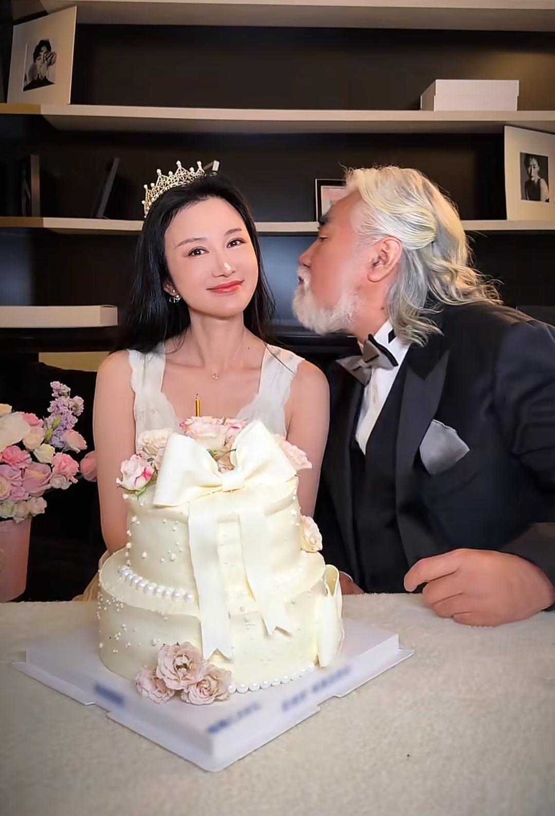 75岁的张纪中，最近给44岁的老婆，杜星霖过生日，视频里他西装革履，又是