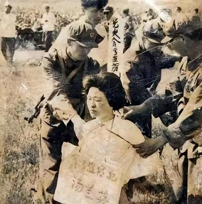 1975年，如东县马塘镇信用社的账本，每月都平。汤兰英每天烧掉23块钱，够买十斤