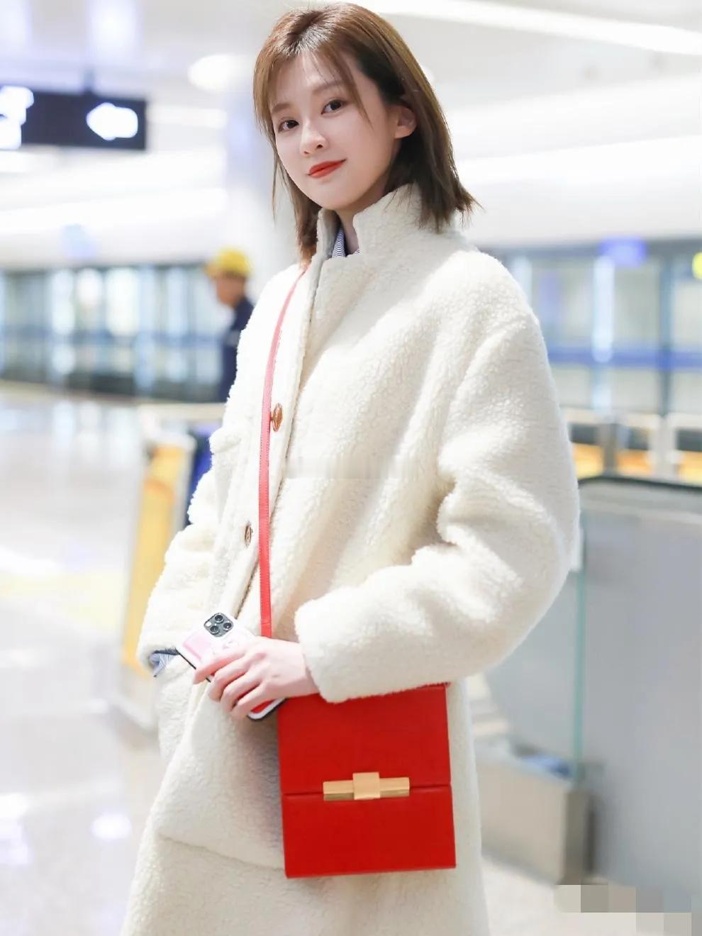 乔欣真是行走的衣架子！软糯羊羔绒大衣配长筒靴，又暖又可爱，气场还全开，时髦高级，