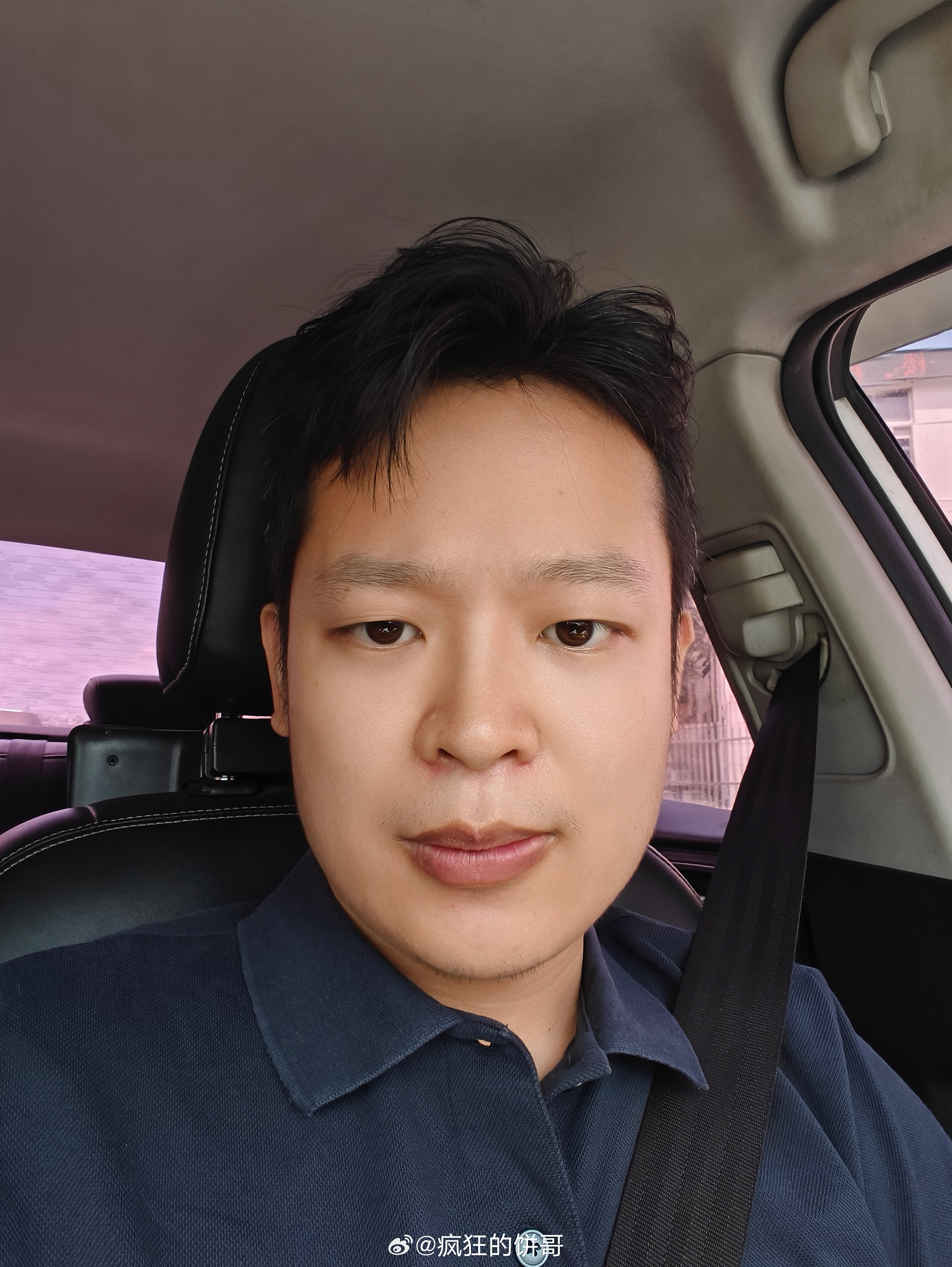 衣服颜色过深的话，很容易被交警认为没系安全带，特别是晚上高速口附近。