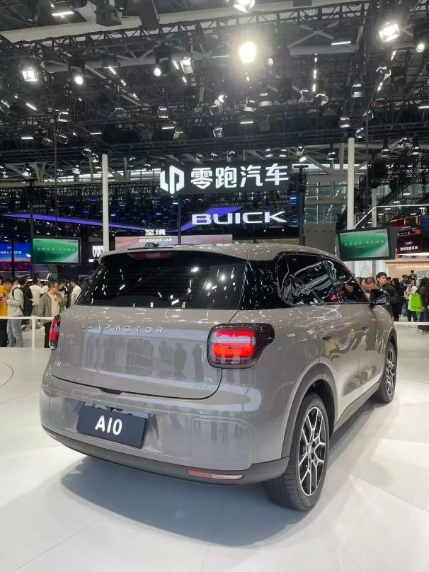 MINI车主，感觉零跑A10很有意思从大学就迷宝马MINI，尤其喜欢米字车灯