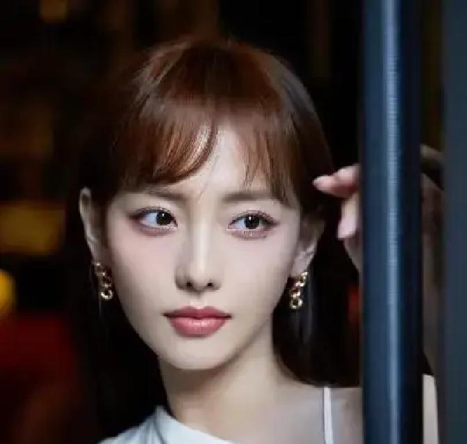 当一个女人开始疯狂搞事业，她的人生会爽成什么样？张嘉倪直接甩出王炸！左手巴黎