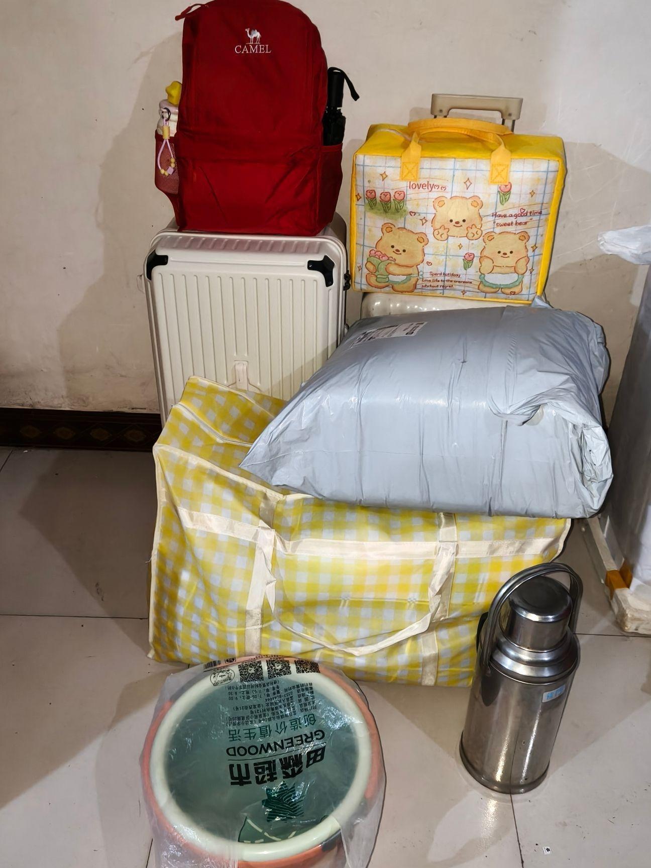 行李箱不小心摔了，直接蹦出来一家小卖部哈哈哈哈