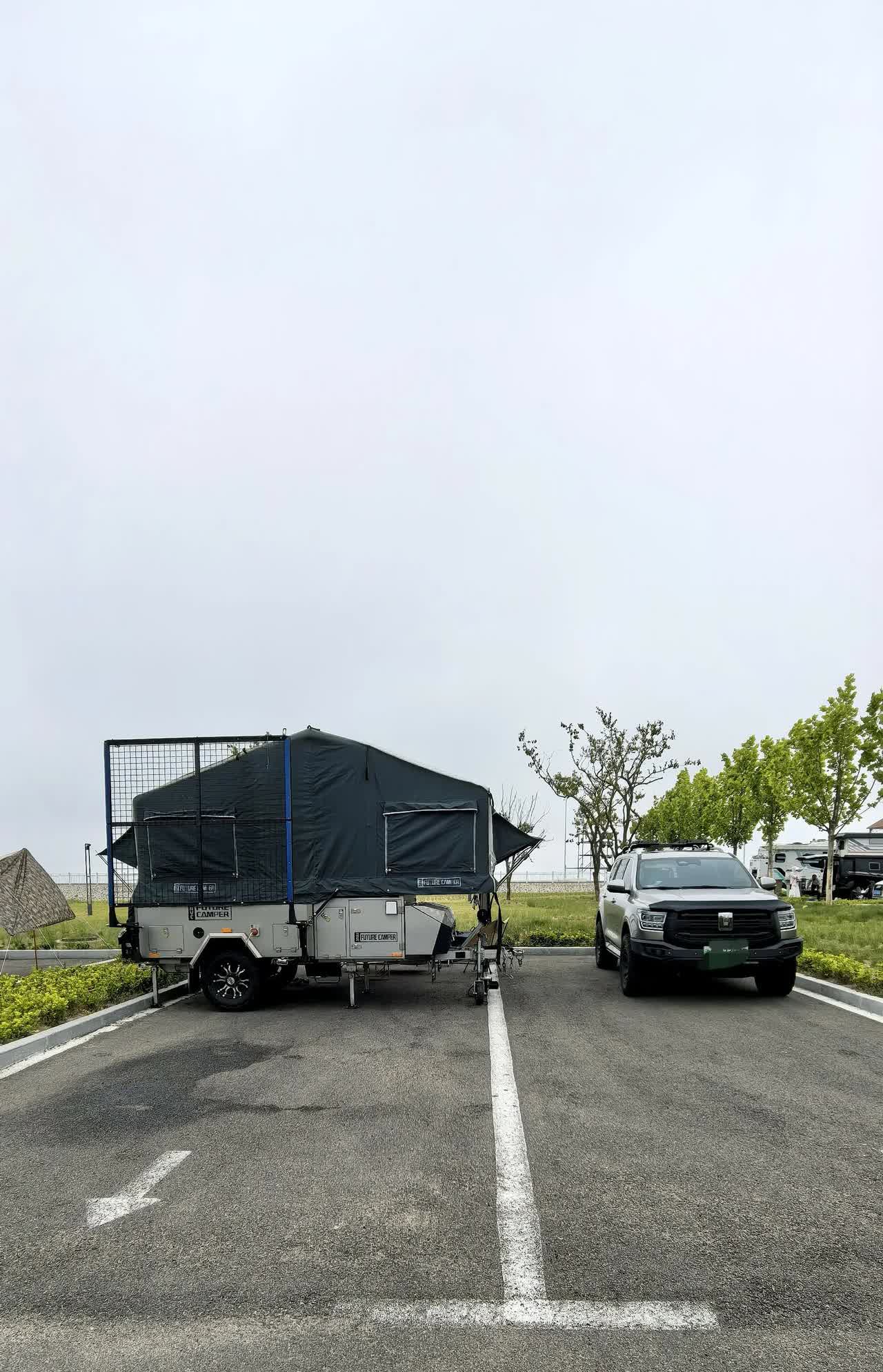 一入夏，进入6月份，北斗湾房车营地的旅居车渐渐多了起来，傍晚溜弯的时候经过，瞄一