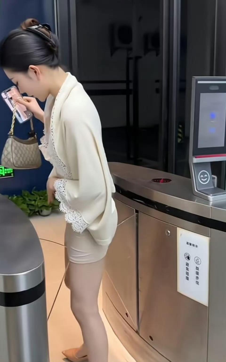这也太瘦了，门禁成摆设了
