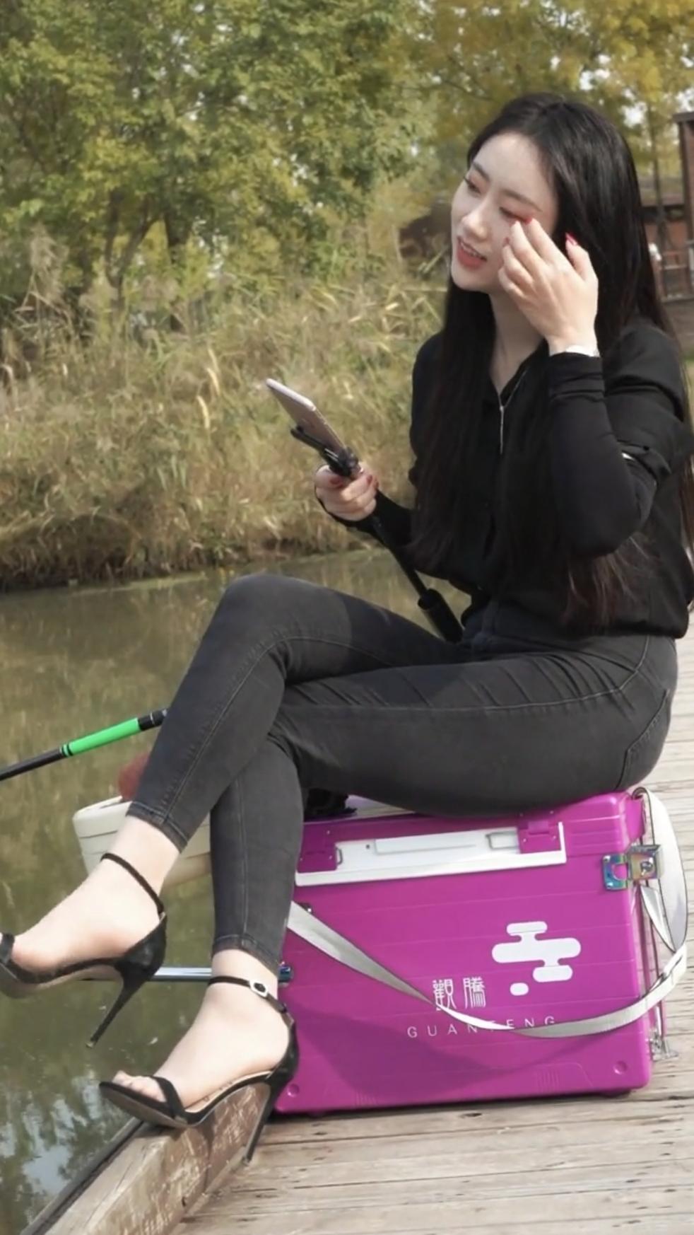 冬日生活打卡季兄弟们，帮我看一下她的钓箱，是什么牌子的？颜值挺高的，我也想买一个