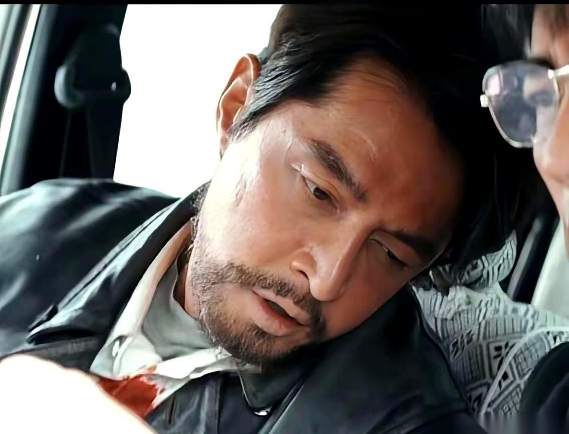 他躲过了盗猎分子的枪，最后却没躲过身边“兄弟”递过来的那把软刀子。这事儿最让人