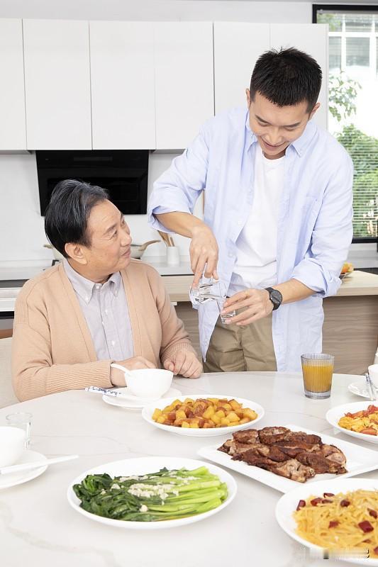 说实话，我真舍不得把爸妈送去养老院。不是说养老院不好，就是觉得那里再好的条件