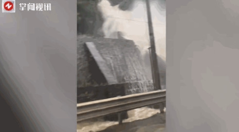 “命真大啊！”6月27日，广西，一车主从南京到广西当地自驾游，谁知遇上了山洪暴发