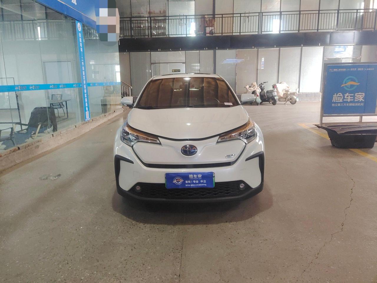 20多万的电车，竟然配布座椅！前两天验了一台丰田C-HREV，2022年5月