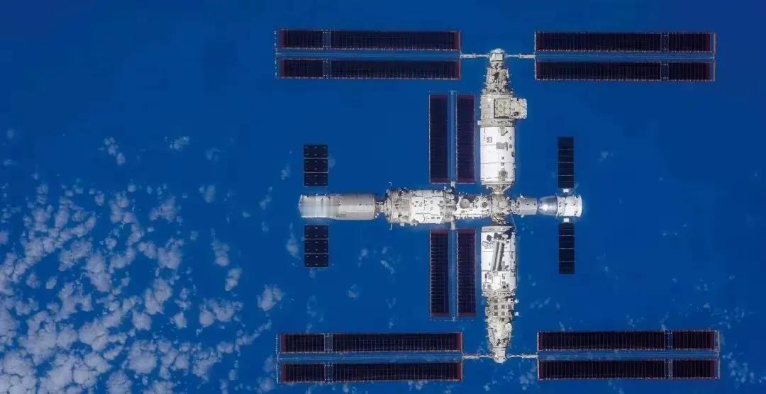 北京时间4月24日17时17分，我国第十个“中国航天日”当天，长征二号F遥二十运