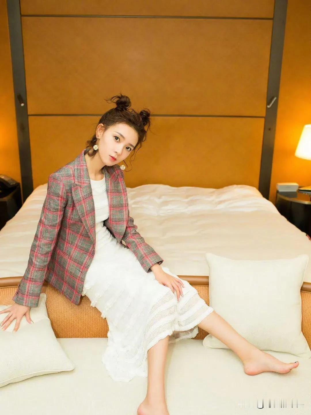 陈瑶的脚也太美了吧，又白又嫩，这谁看了不迷糊啊。