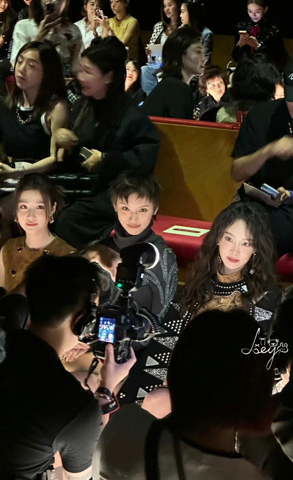 这么一看宋茜要比卢昱晓状态还好啊！！！谁能看得出他俩差10岁啊！！！！！