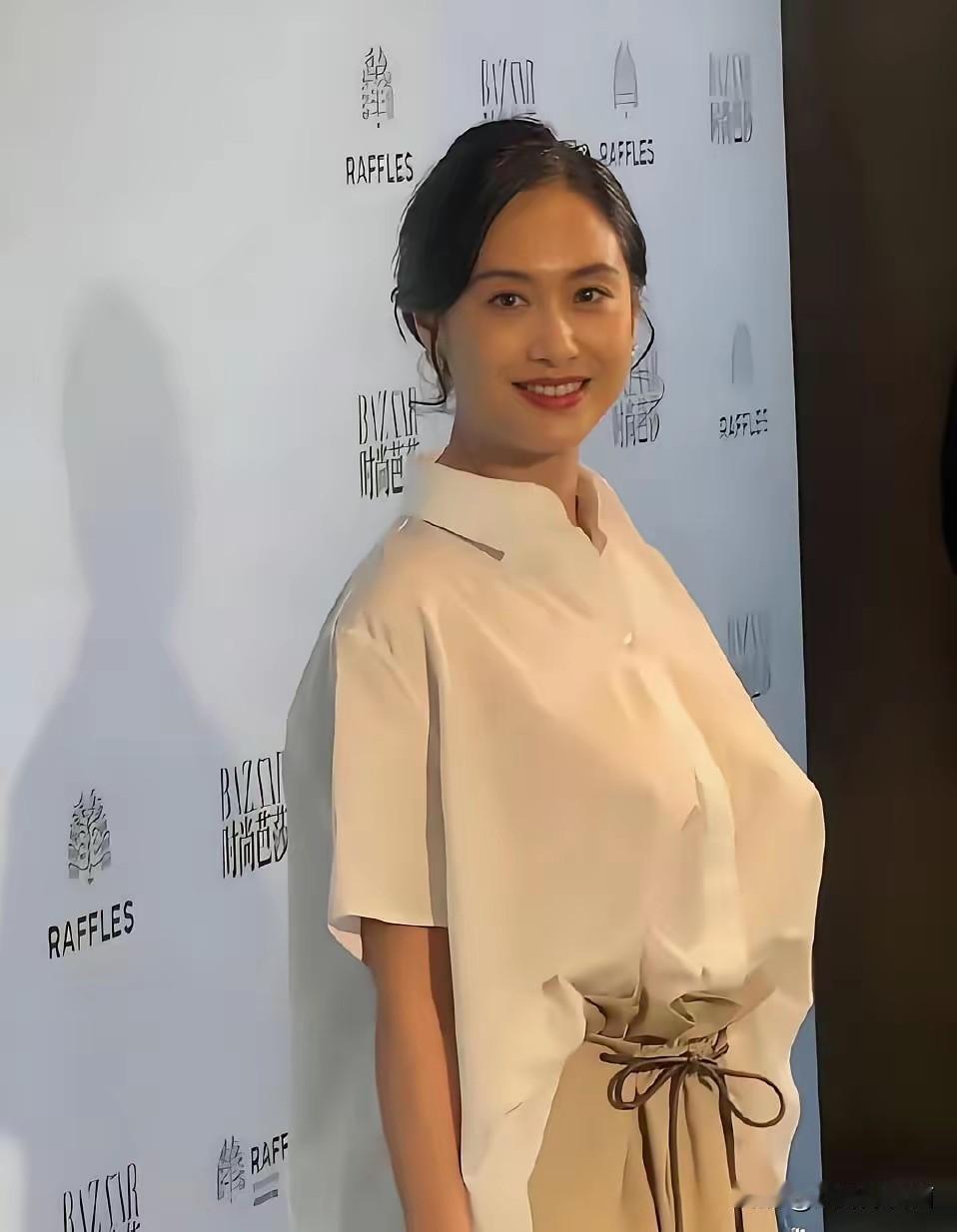 印象中的朱茵应该图二这样知性美丽，而且身材非常匀称的模样啊，怎么会变成图一这样呢