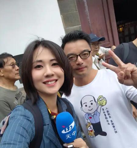 中天小姐姐直播引热议！两级反转啊何穗蓉的拍摄手法怪怪的。雨天原因确实让