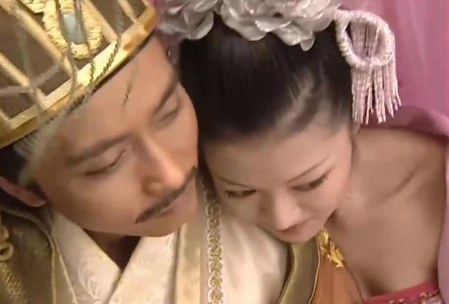 公元617年，李密奉命护送杨广的萧妃回扬州老家散心，李密看着娇艳欲滴的萧妃，色心