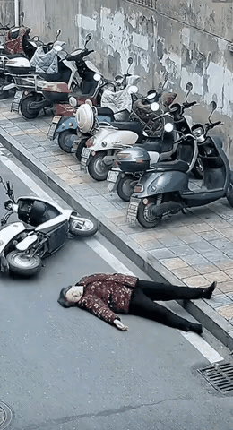 坏人变老了，老人变…了电瓶车：哎哟，哎哟，大妈您踢我屁股干吗，好痛哟大妈：你