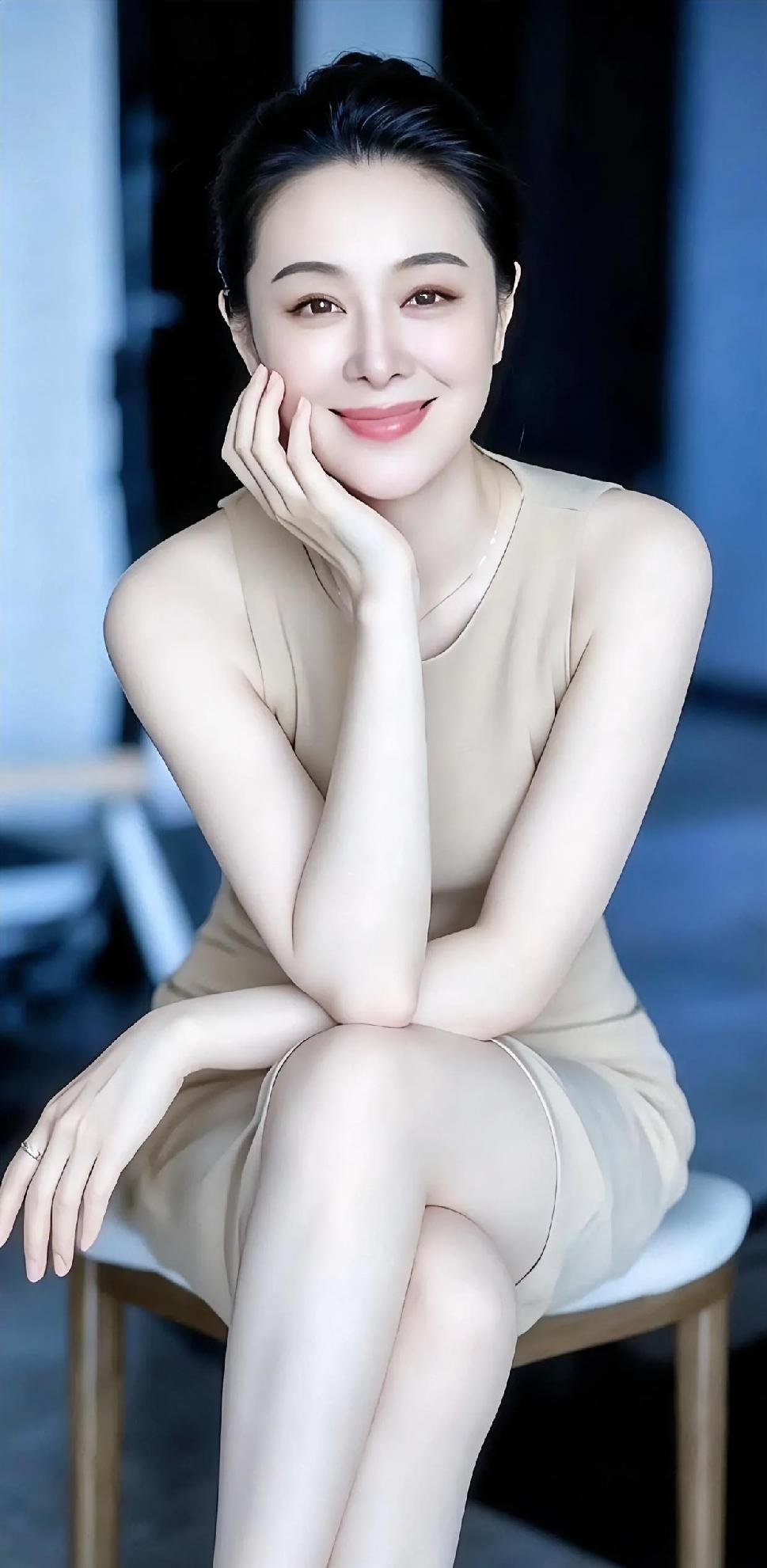 《浅杏色的静柔诗行》蓝调微光里，她静坐如初，浅杏色裙装，裹着温润的日常。
