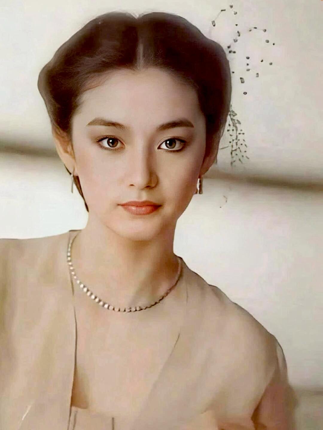 您发现没？能称为绝世容颜的女人，都有一个很明显的特点！不得不说，刘亦菲和林