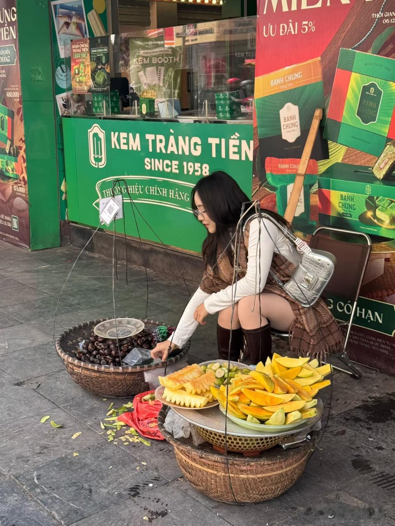 初次见面送越南女孩苹果手机遭拒并非所有越南女孩都物质公司里的单身汉们，专挑