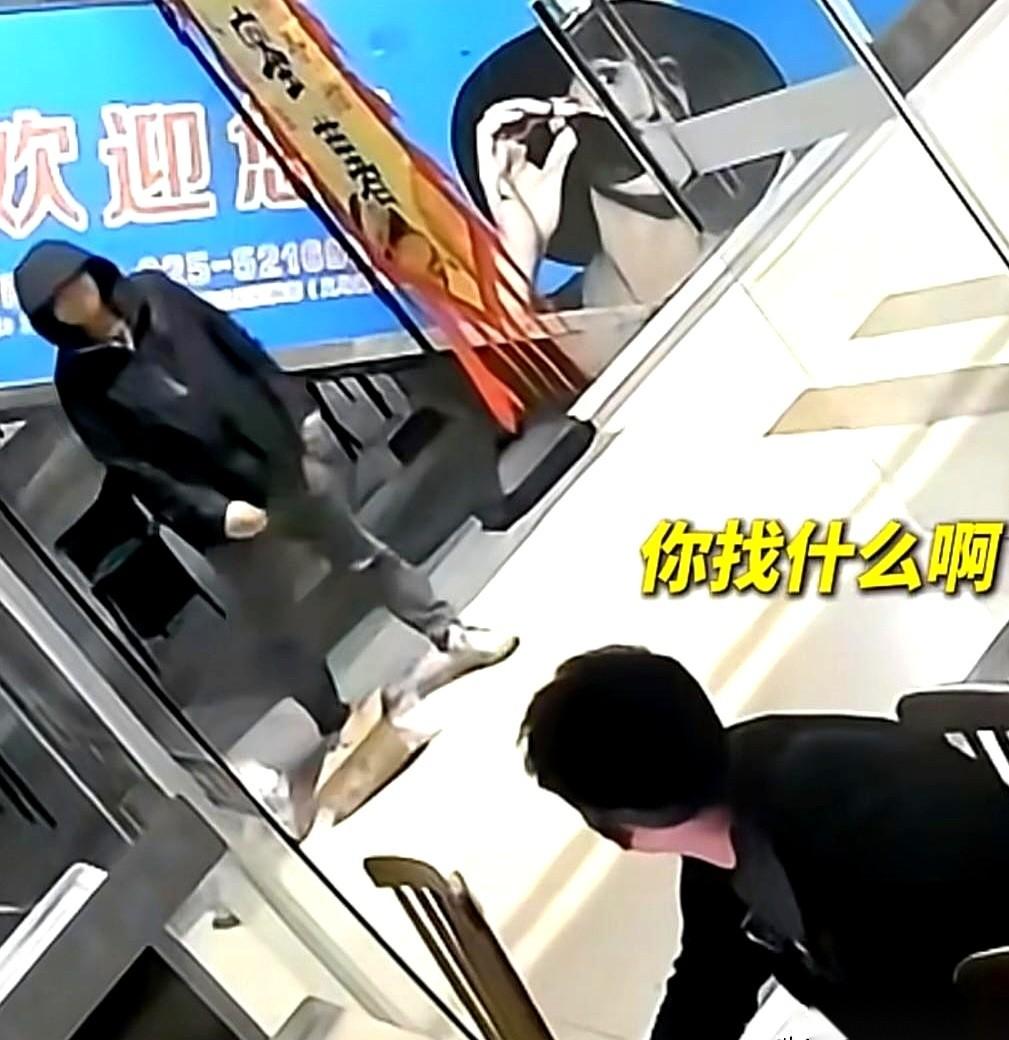 凌晨两点，面馆门口的垃圾袋“哗啦”一响。一只手伸了进去，不停地翻。店里，老板