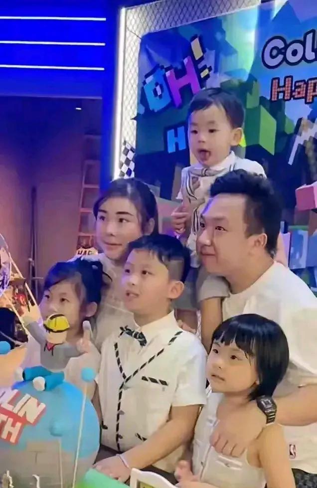 蔡天凤整容前看起来还蛮有福气的，后来整容成了稚子脸，好面相都被破坏掉了。也许面相