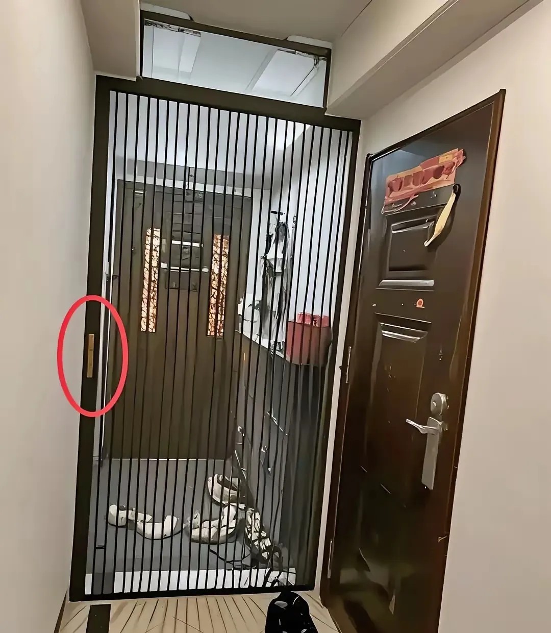 遇到这种邻居真是倒了八辈子霉！明明走道是公共区域，他居然用栅栏围起来占为己有。找