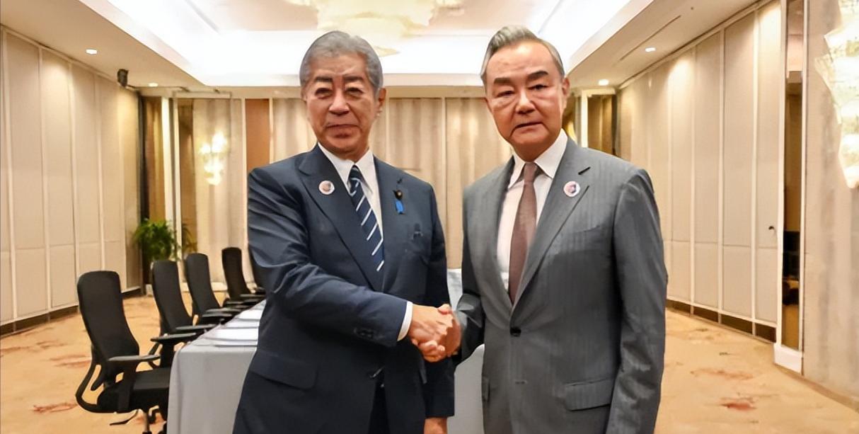 日本外相岩屋毅当着全世界表态：台湾是中国的一部分！这不是寒暄，而是在二战80年节
