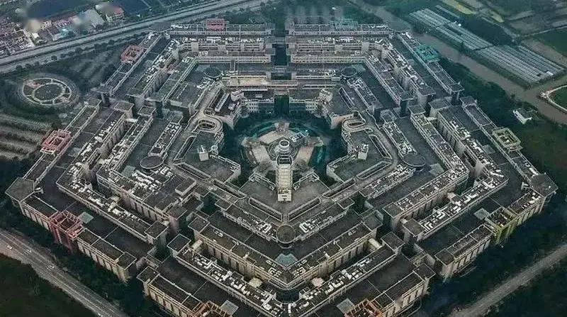 川普国情咨文说了一段话，开始以为是网友编的段子，想不到是真的！2月24日，川普