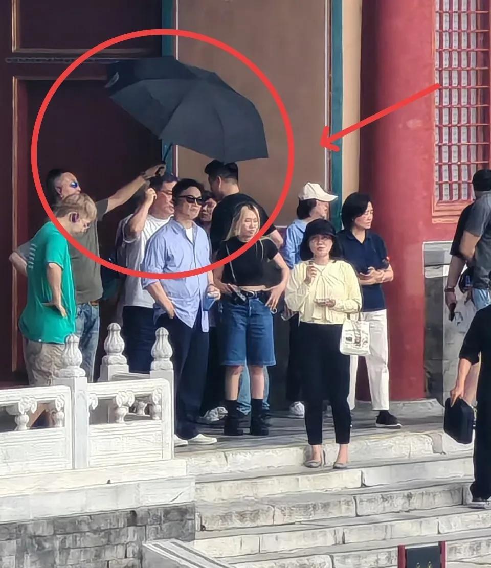 我要是陈奕迅，明天就把这个保镖大哥解雇了，不是因为他的安保能力不行，而是因为