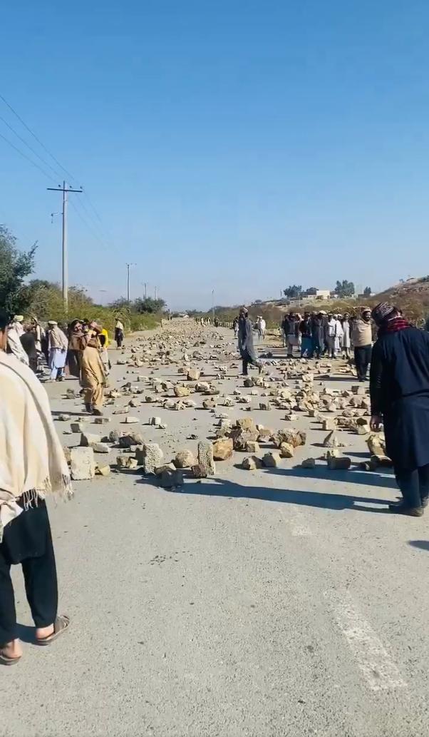 普什图人在开伯尔-普赫图赫瓦省封锁道路，阻碍巴基斯坦军队的行动，这反映了巴基斯坦