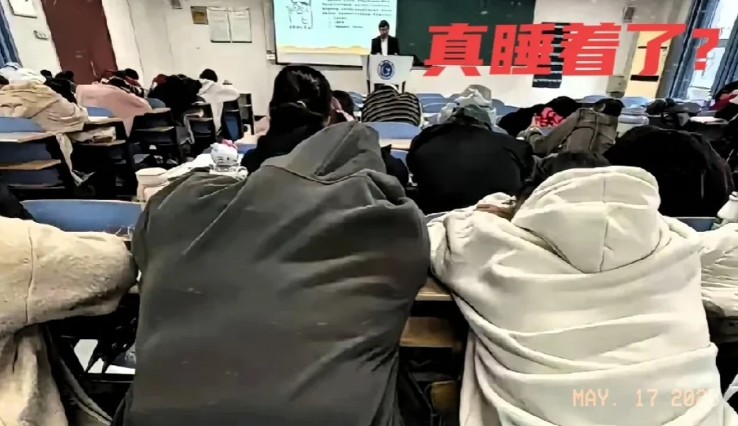 上课一直都在睡大觉原因是啥呢近日，众多高校陆续取消外国留学生特殊待遇，这引发