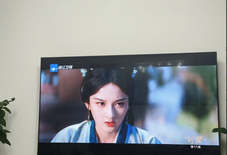 最近在看古装剧《折腰》。剧里的女演员有女主小乔(宋祖儿饰)，小乔的姐姐(何泓姗
