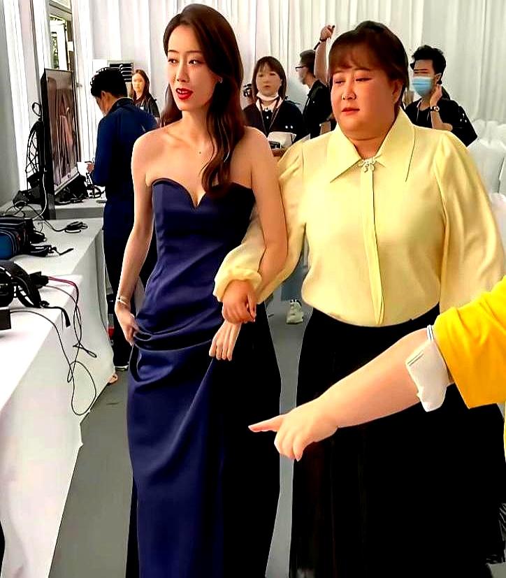 贾玲最近玩“消失”，反倒在国外各种场合气场全开，这事儿可有意思了。不少人酸溜溜