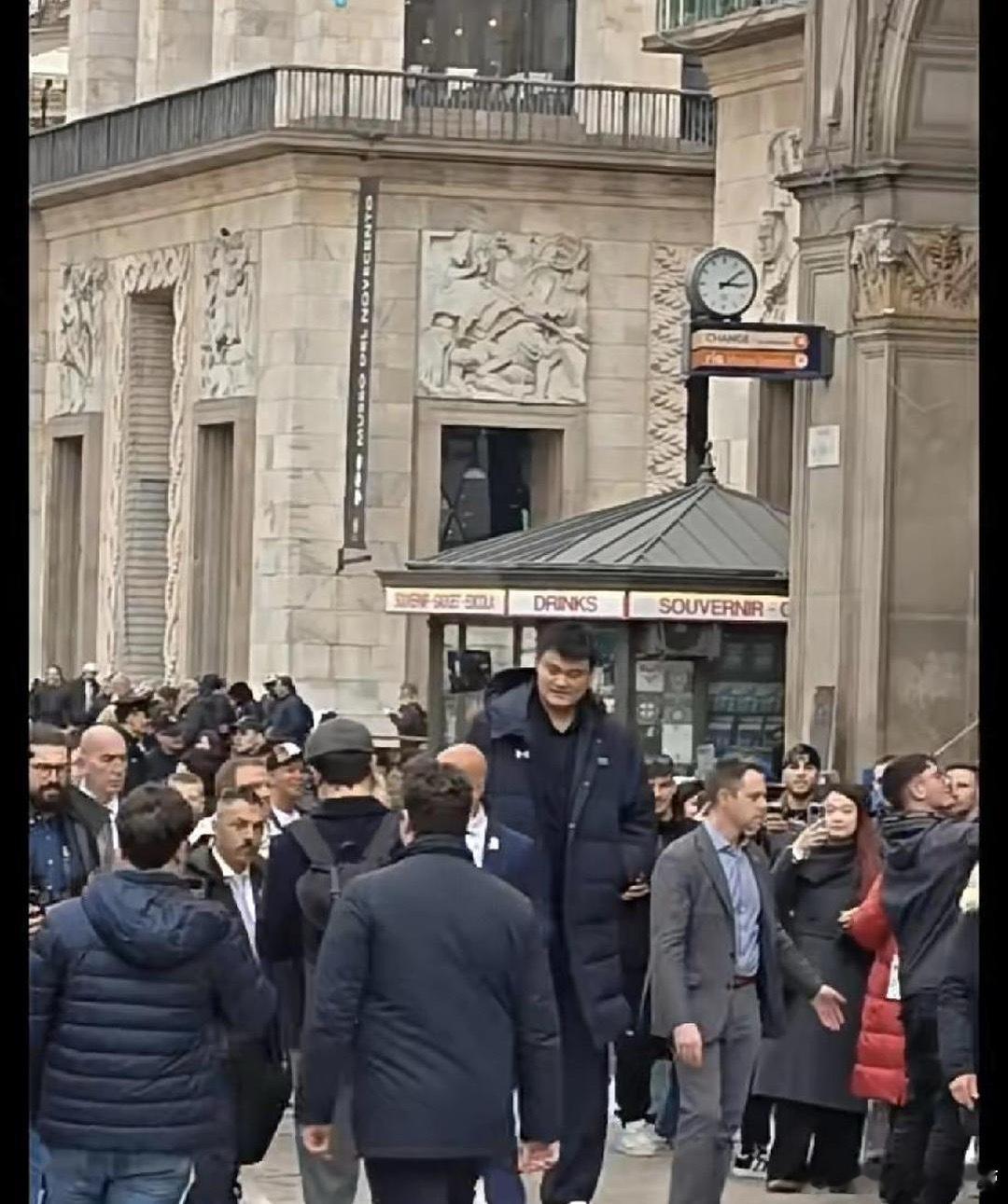 姚明尴尬了，长得再高也没用，在米兰街头被老外无视了！