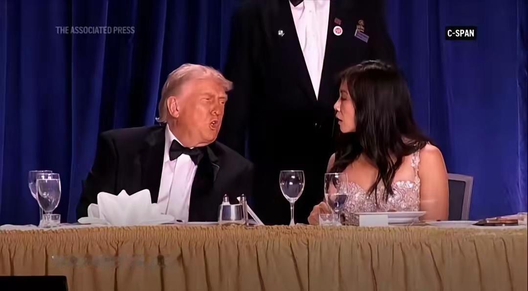 昨晚，川普后面，那个爬出去的女人是谁？网上，有个视频，是在白宫记者协会晚宴枪