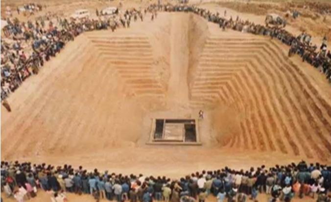 1986年6月，湖北省荆门市一处大型古墓葬即将开启主墓室。当日，现场围观群众逾万