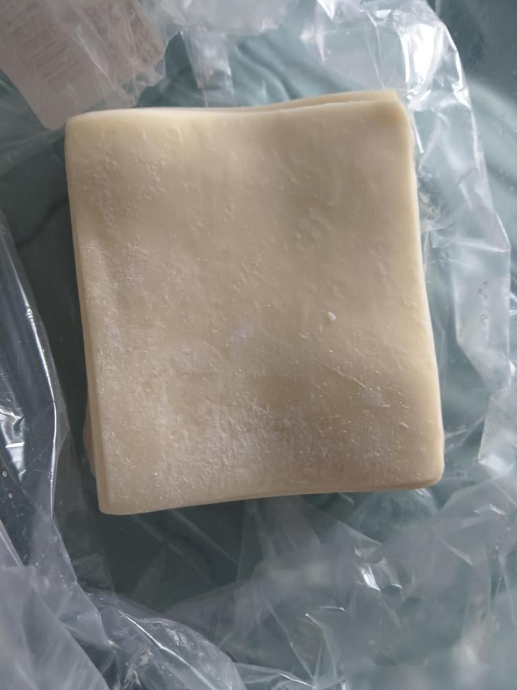 我买了一点馄饨皮，然后在小公园聊天。旁边一位中年妇女看了看，说她平时买的是肉