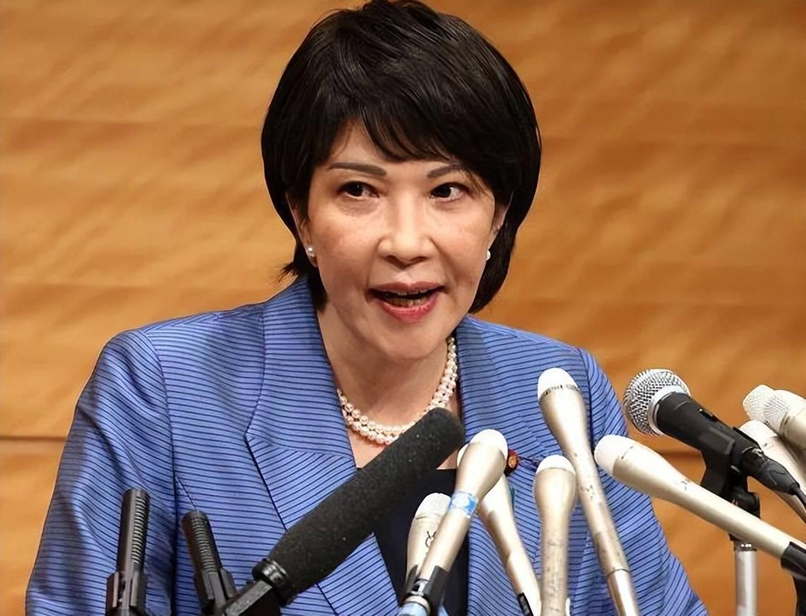 日本经济快崩了，政府却还在疯狂扩军！反华政客高市早苗，这回竟急着求访华。结果人还