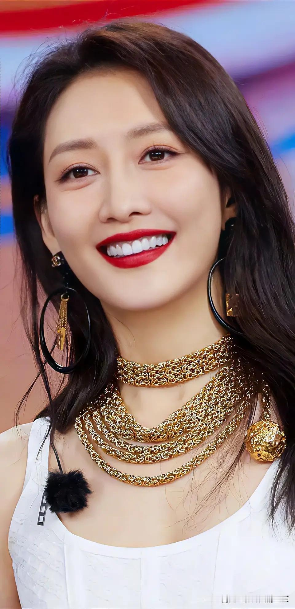 王鸥独自抚养女儿这件事最打动人的一点，是她处理这件事的方式足够体面克制，但这件事