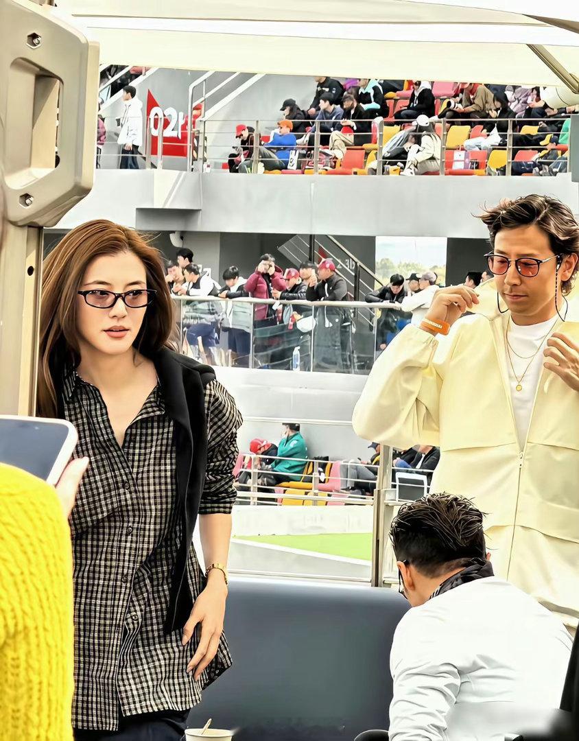 吴千语的衣品真不是盖的，好些年前流行的五分紧身裤又被她拾起来了