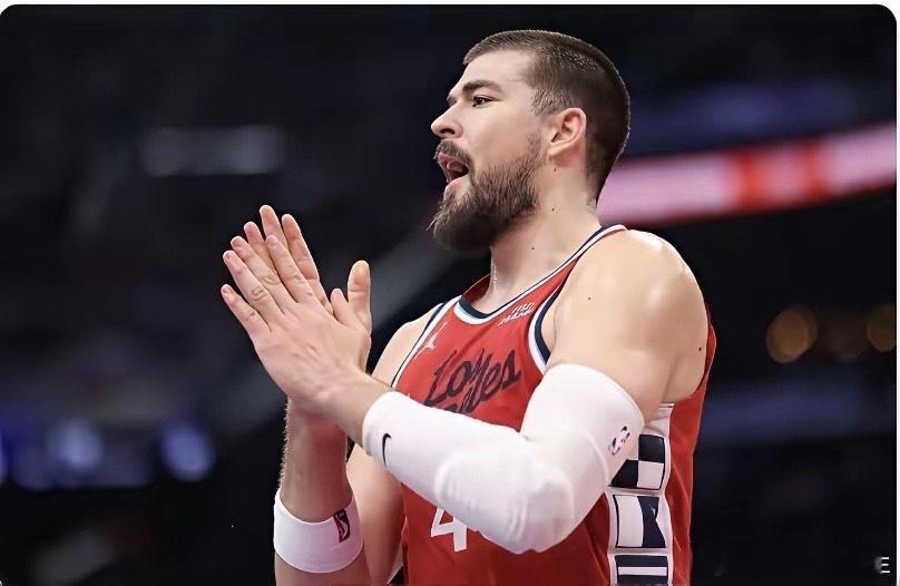 据美媒报道：祖巴茨正式向快船管理层提出交易申请。祖巴茨认为：1、他从未遇到过像快